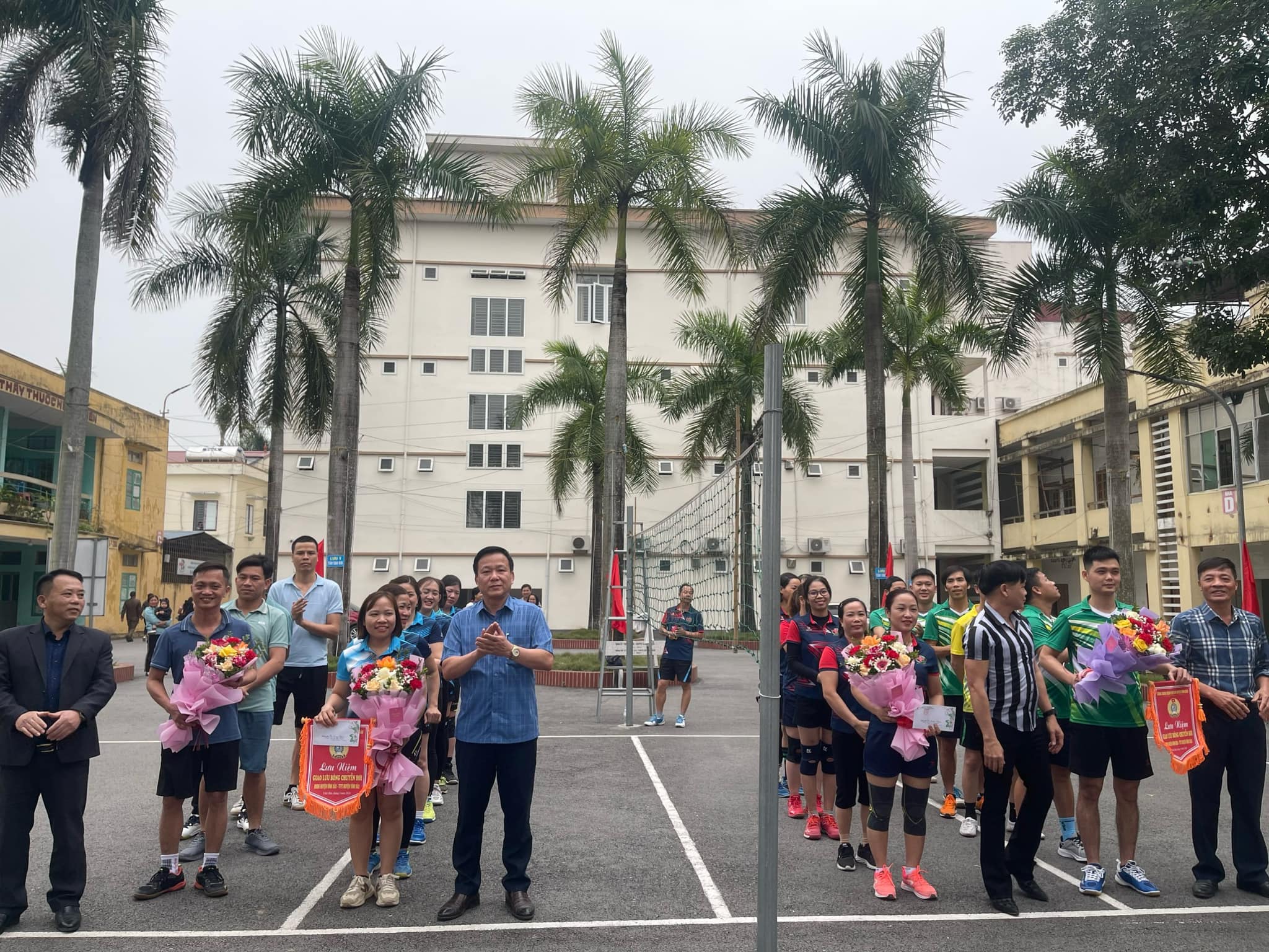 CÔNG ĐOÀN BỆNH VIỆN ĐA KHOA HUYỆN VĨNH BẢO TỔ CHỨC GIAO LƯU BÓNG CHUYỀN HƠI CHÀO MỪNG NGÀY QUỐC TẾ PHỤ NỮ 8-3 