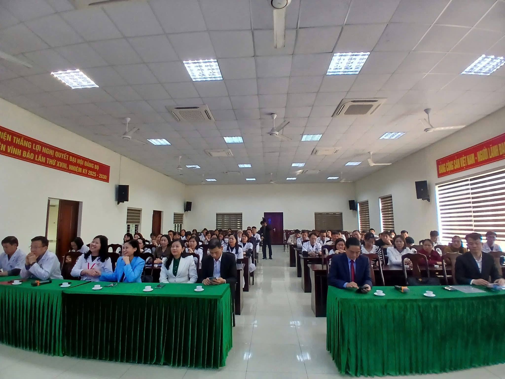 HỘI NGHỊ C&Ocirc;NG BỐ C&Ocirc;NG T&Aacute;C C&Aacute;N BỘ TRUNG T&Acirc;M Y TẾ VĨNH BẢO 