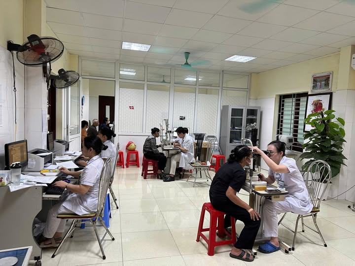 KH&Aacute;M MẮT C&Ugrave;NG CHUY&Ecirc;N GIA